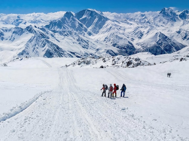 Mehrere Bergsteiger steigen auf die Höhenlage des Mount Elbrus Winter ist viel Schnee Schöne Aussicht