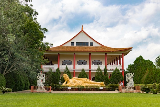 Mehrere Buddha-Statuen in einem buddhistischen Tempelkomplex in Foz do Iguazu Brasilien