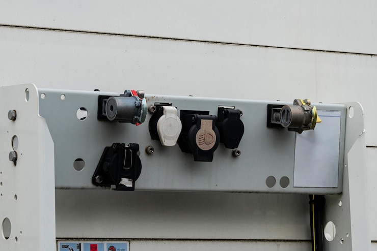 Foto mehrere elektrische verbindungen sind sicher auf einem metall-steuerpanel-frachtanhänger installiert