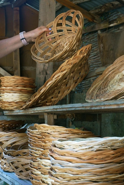 Mehrere handgewebte Körbe werden auf einem ländlichen Markt in Georgia zum Verkauf angeboten