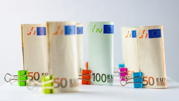 Mehrere hundert Euro-Banknoten Euro-Banknoten zufällig gestapeltes Euro-Währungsgeld