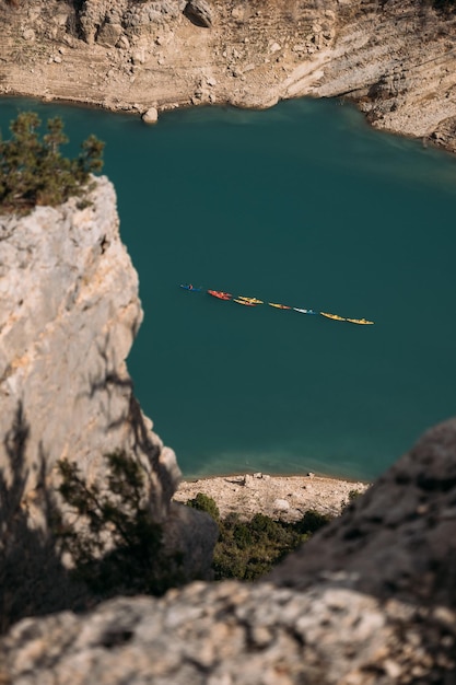 Mehrere Kajaks schwimmen auf dem smaragdgrünen See in den Bergen. Kongost de Mont Rebei Spanien