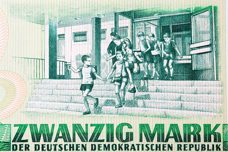 Foto mehrere kleine kinder verlassen mit ddr-geldern eine schule