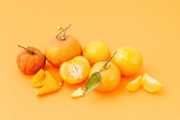 Mehrere kleine Mandarinen auf einem monochromatischen Hintergrund