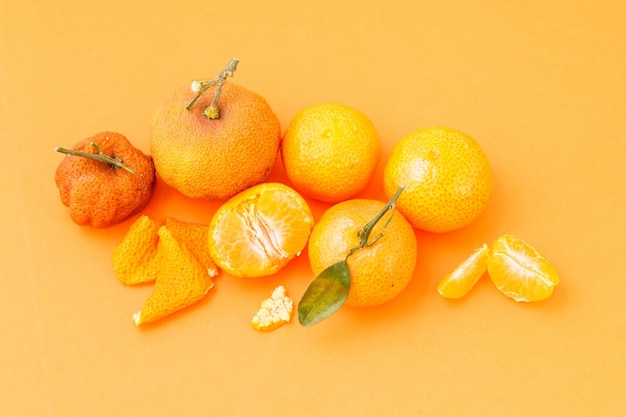 Mehrere kleine Mandarinen auf einem monochromatischen Hintergrund