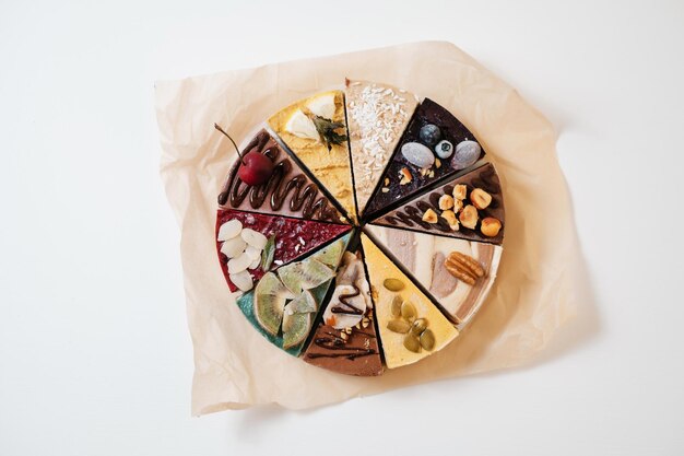 Mehrere Kuchen mit Früchten und Nüssen sind symmetrisch auf Pergamentpapier ausgelegt Essenslieferung Hausgemachtes Backen