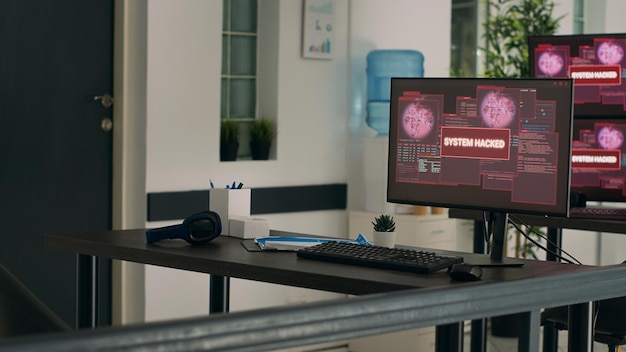 Mehrere Monitore zeigen Computerfehlfunktionen und Sicherheitsverletzungen in einem leeren Programmierbüro an. Computer mit kritischen Fehlermeldungen blinken auf dem Bildschirm und Systemabsturz auf dem Schreibtisch.