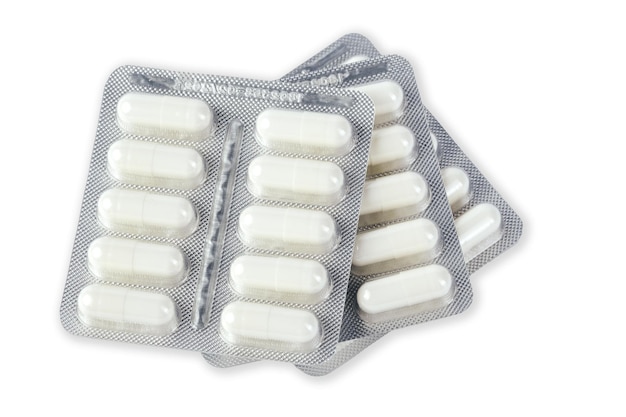 Mehrere Pillenpakete lokalisiert auf Weiß Medizinischer Hintergrund