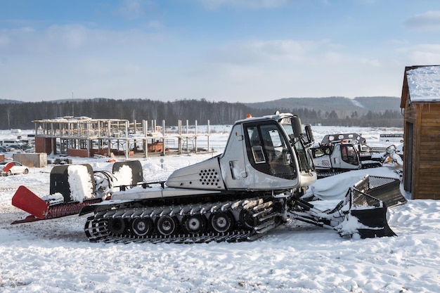 Mehrere Pistenraupen im Skigebiet im Winter