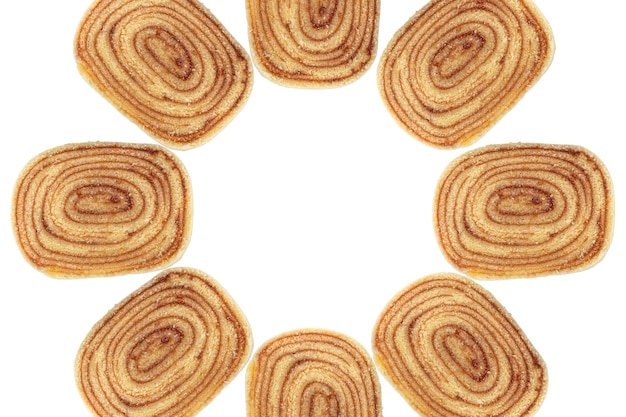 Mehrere Scheiben Bolo de Rolo-Rollenkuchen bilden einen weißen Hintergrund mit Circletop-Ansicht