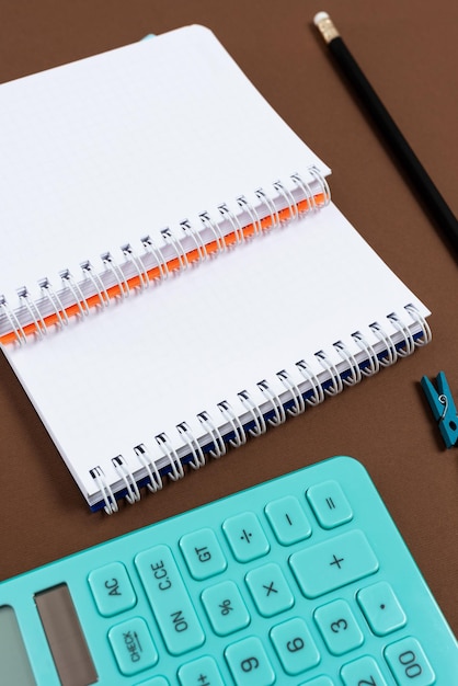 Mehrere sortierte Sammlung Büromaterial Foto mit Stiften Bleistifte Notizblöcke Notebook Lineal