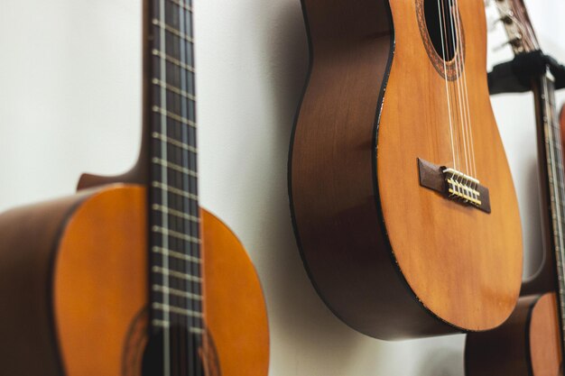 Foto mehrere spanische gitarren in einem kurs, um spanische gitarre zu lernen