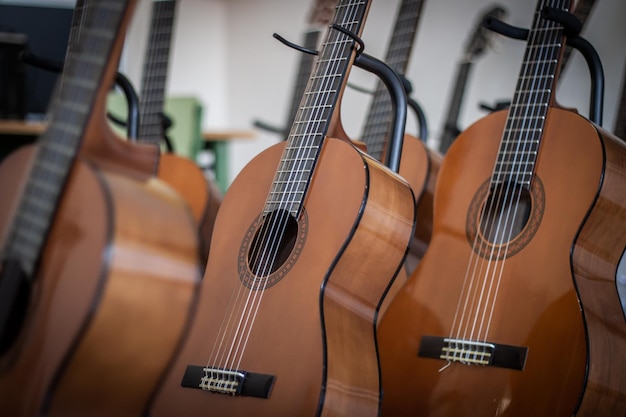 Mehrere spanische Gitarren in einem Kurs zum Erlernen der spanischen Gitarre