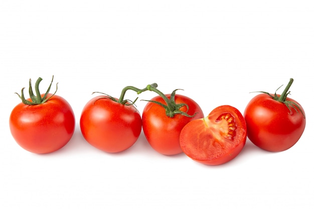 Mehrere Tomaten auf einem weißen isolierten Hintergrund. Frisches Gemüse.