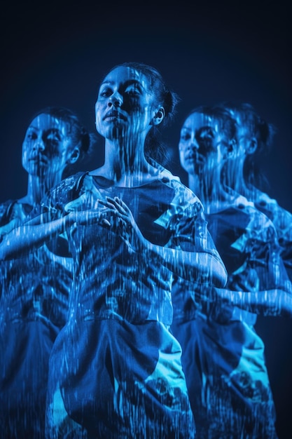 Mehrfachbelichtete Aufnahme einer Gruppe von Tänzern, die auf einem blauen Hintergrund überlagert sind