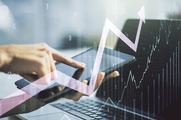Mehrfachbelichtung abstrakter kreativer Finanzdiagramme mit Aufwärtspfeil und Fingerdrücken auf einem digitalen Tablet im Hintergrund Aufstieg und Durchbruchkonzept