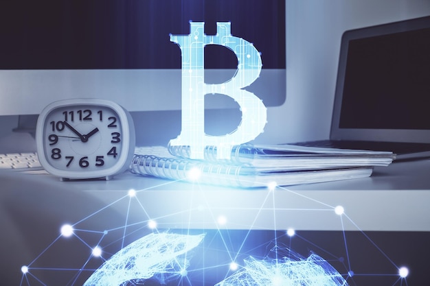Mehrfachbelichtung des Blockchain-Themenhologramms und der Tabelle mit Computerhintergrund Konzept der Bitcoin-Kryptowährung