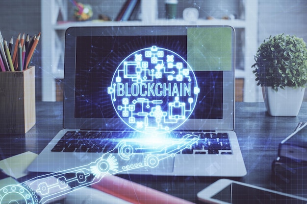 Mehrfachbelichtung des Hologramms und der Tabelle zum Thema Blockchain und Kryptoökonomie mit Computerhintergrund. Konzept der Bitcoin-Kryptowährung