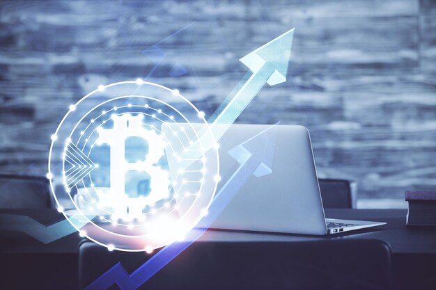 Mehrfachbelichtung des Hologramms und der Tabelle zum Thema Blockchain und Kryptoökonomie mit Computerhintergrund. Konzept der Bitcoin-Kryptowährung