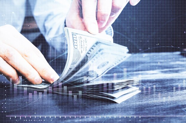 Mehrfachbelichtung von Devisendiagrammen, die Hologramme und US-Dollar-Scheine zeichnen, sowie Konzept der technischen Analyse von Menschenhänden