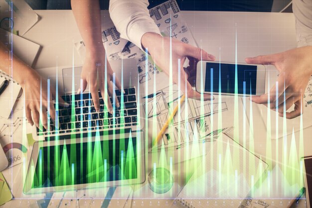 Mehrfachbelichtung von Mann und Frau, die zusammenarbeiten, und Devisendiagramm-Hologrammzeichnung, Finanzanalysekonzept, Computerhintergrund, Draufsicht