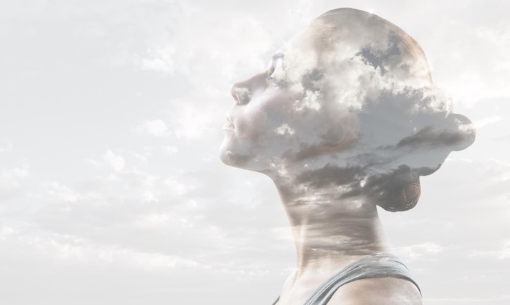 Foto mehrfachbelichtungswolken psychische gesundheit und wetterabhängiges konzept der frau.