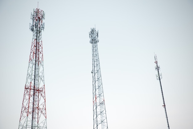 Mehrfache Art des Turmtelekommunikationsradiosignal-Antennenturms auf weißem Himmel