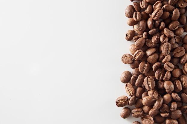 Mehrfache Röstkaffeebohnen gegossen auf weißen Hintergrund