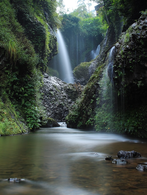 Foto mehrfacher wasserfall