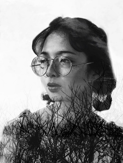 Mehrfaches Bild einer jungen Frau mit Brille, die wegblickt, und nackte Bäume vor weißem Hintergrund
