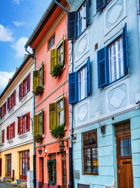 Mehrfamilienhäuser mit balconies.buildings und Straßen einer rumänischen Stadt namens Sibiu. Europa