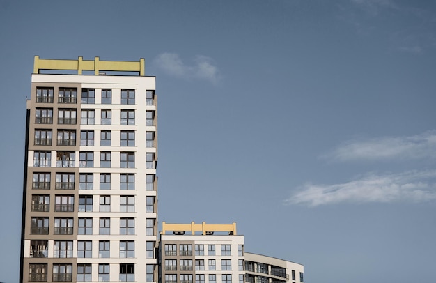 Mehrfamilienhäuser vor blauem Himmel