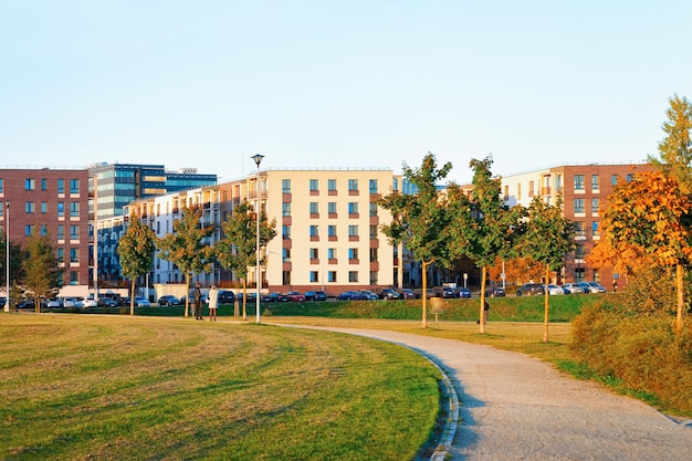 Mehrfamilienhäuser Wohnhaus komplexe Architektur und Außenanlagen. Blauer Himmel im Hintergrund.