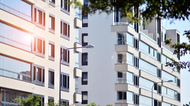 Mehrfamilienhaus mit Blick auf die Straße