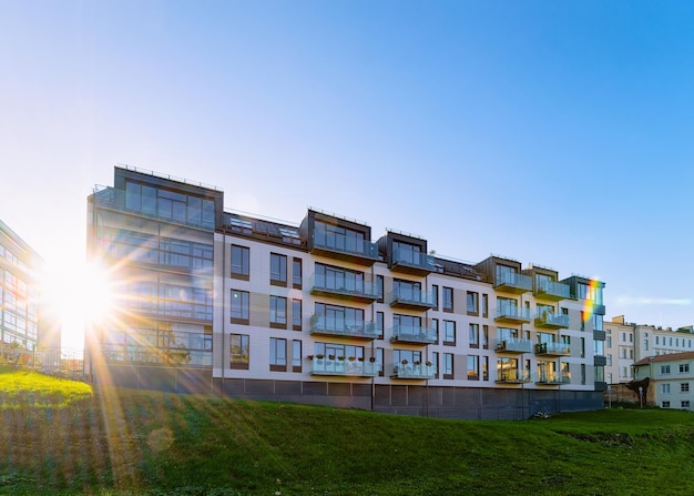 Mehrfamilienhaus-Wohngebäude mit Outdoor-Konzept. Straße und Hintergründe. Mit Sonnenlicht