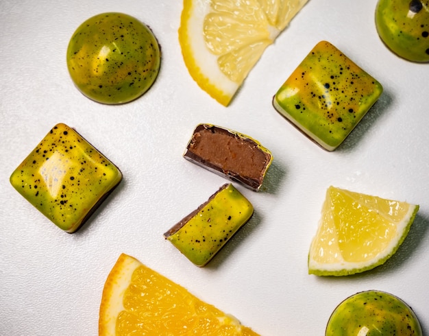 Mehrfarbig schön dekorierte handgemachte Bonbons mit Füllungen.