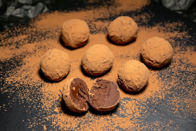 Mehrfarbig schön dekorierte handgemachte Bonbons mit Füllungen.