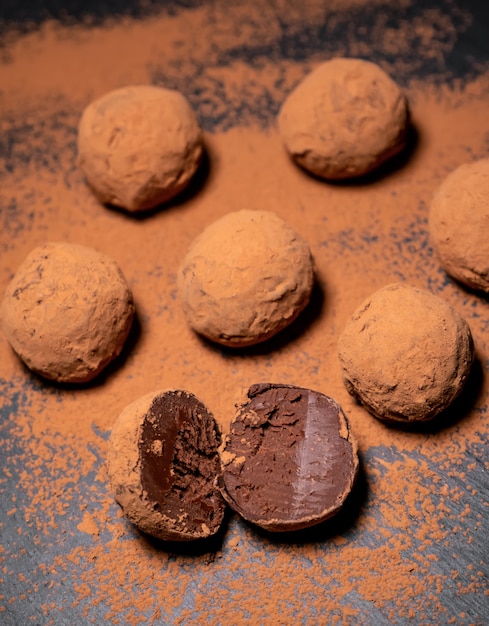 Mehrfarbig schön dekorierte handgemachte Bonbons mit Füllungen.