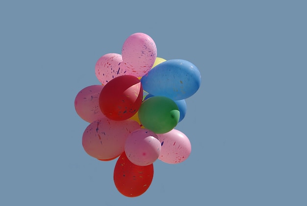 Mehrfarbige Ballons am Himmel