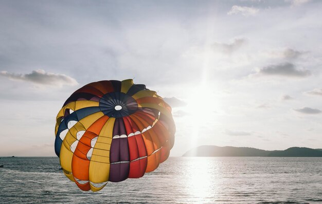 Foto mehrfarbige ballons im meer gegen den himmel