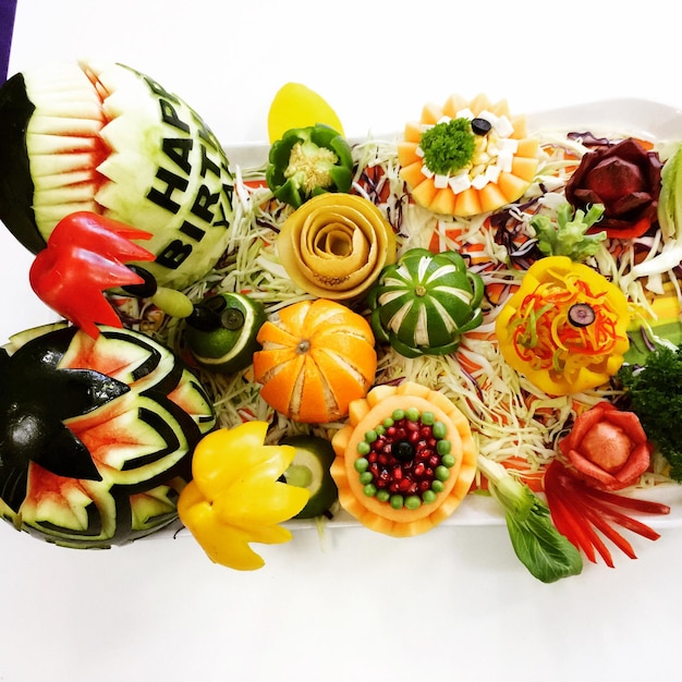 Mehrfarbige Blumen auf weißem Hintergrund