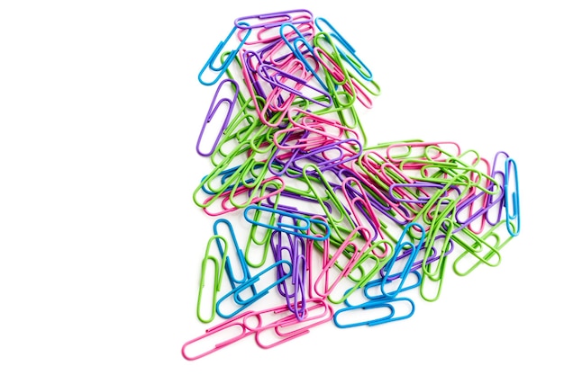 Foto mehrfarbige büroklammern in einem stapel auf weißem hintergrund.