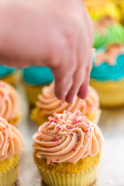 Mehrfarbige Cupcakes für Kindergeburtstag machen.