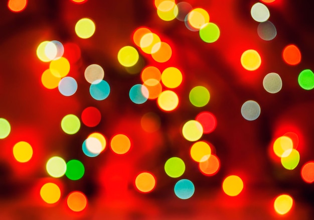 Mehrfarbige, defokussierte Bokeh-Verschwommene Lichter Weihnachtsbeleuchtung festlicher Hintergrund