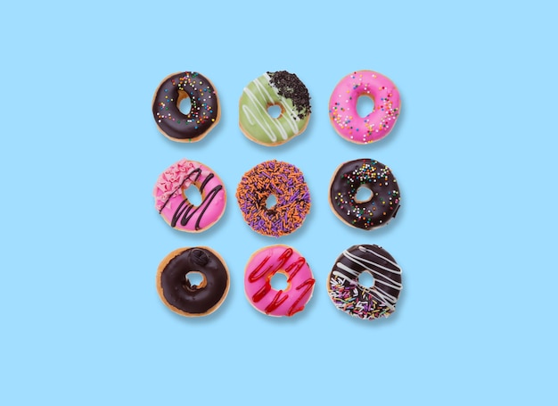 Mehrfarbige Donuts auf blauem Hintergrund