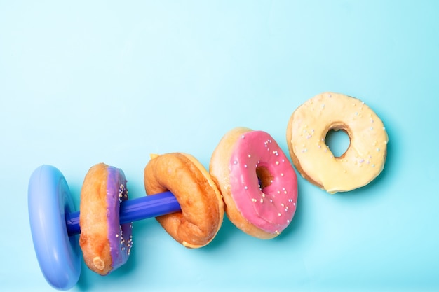 Mehrfarbige Donuts auf hellblauer Oberfläche