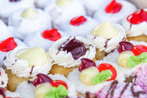 Mehrfarbige Donuts in kleinen Stücken für die Party