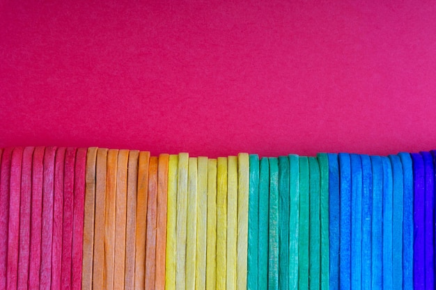 Foto mehrfarbige eiscreme-sticks auf rosa hintergrund