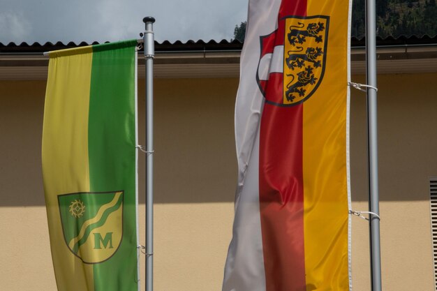 Mehrfarbige Fahnen an der gelben Wand in der Stadt