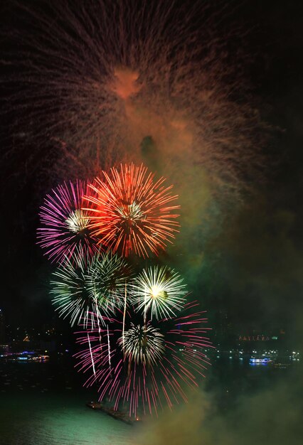 Mehrfarbige Feuerwerksnachtszene in Pattaya International Fireworks Festival Chonburi Thailand